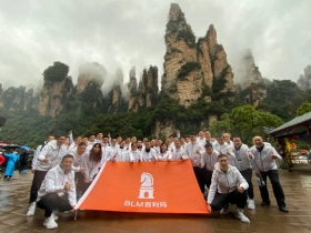 百利玛门窗勇攀高峰，尖峰团队张家界之行圆满成功！