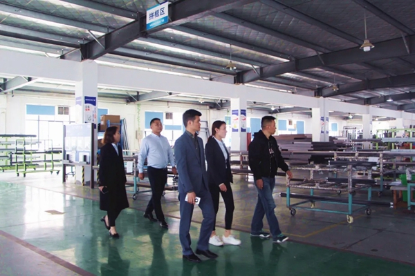 弘阳家居招商部总监冷总一行莅临美沃门窗参观指导！
