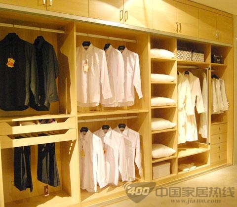定制衣柜厂家需“淡定” 直营经营不如加盟好 定制衣柜