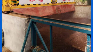 猪场粪污发酵设备：小型槽式翻抛机简单易操作！