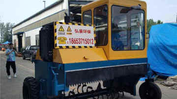 粪便发酵大型翻堆机可以解决养殖场粪污处理难题